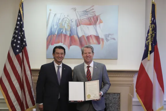 Governor Kemp and Hyundai representative